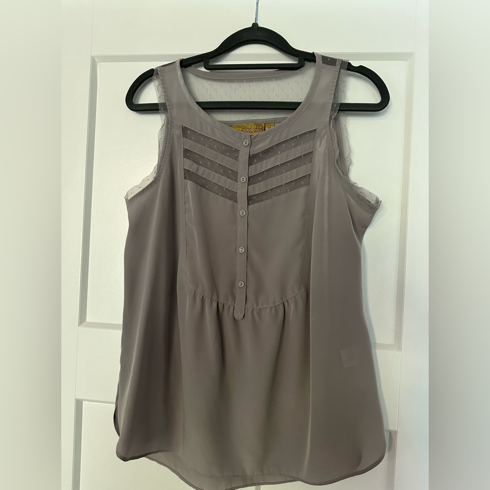 GUC Princess Vera Wang sleeveless lace detail top.